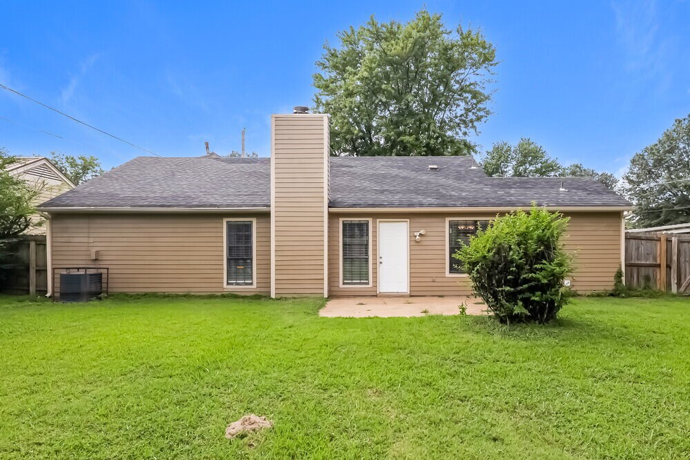 Building Photo - 2694 Lakeside Dr