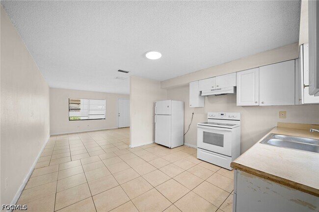 Building Photo - 5553 Fifth Ave