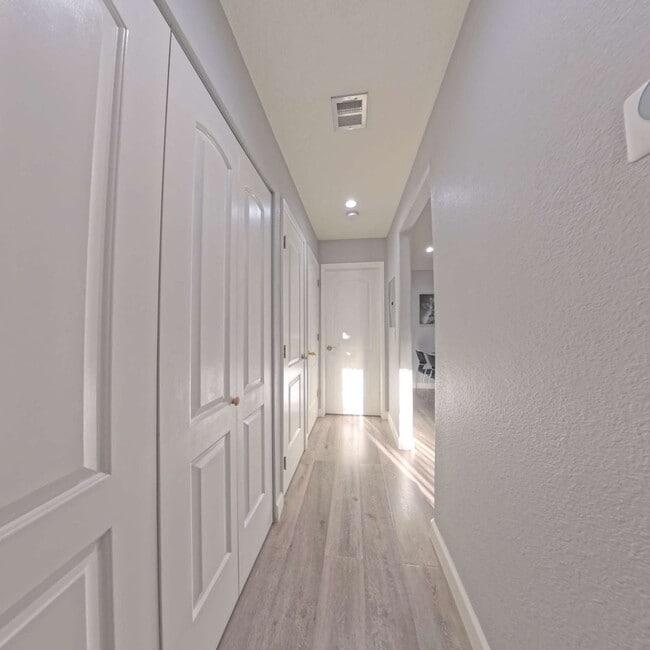 Building Photo - Highly Remodeled | 2nd Floor | Vaulted Ceilings