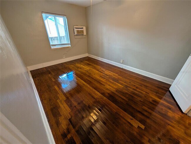 Building Photo - 520 11th Ave N