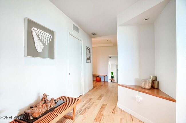 Building Photo - 208 W Portland St