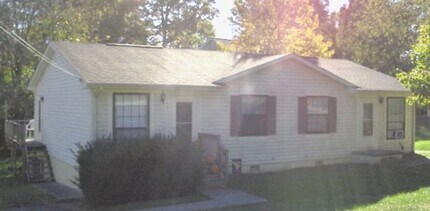 Building Photo - 2 Bedroom I Bath Duplex
