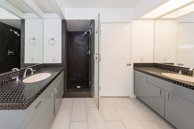 Prumary Bathroom - 4383 Park Paloma