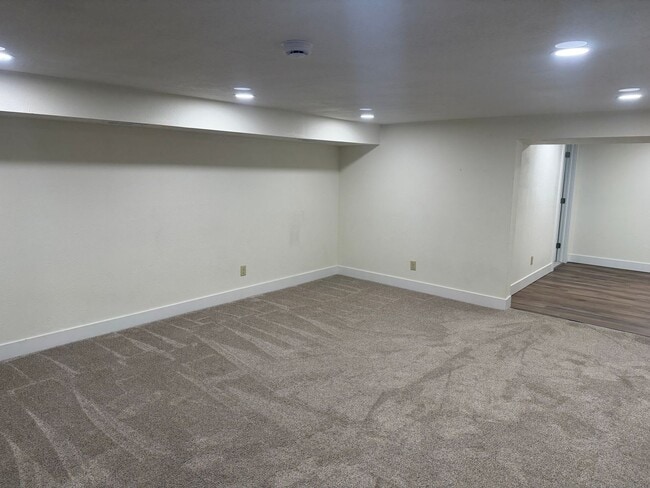 Building Photo - Prime Location 5 Bed, 2 Bath House