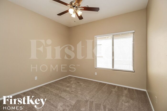 Building Photo - 1206 E Daisy Way