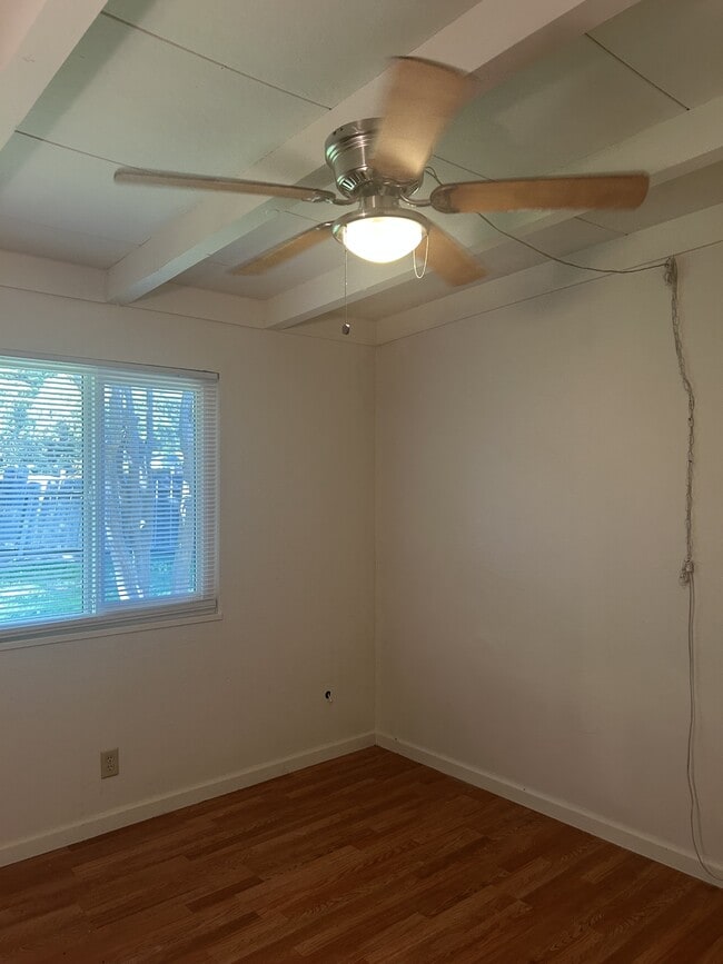 Building Photo - 402 Helen Ave