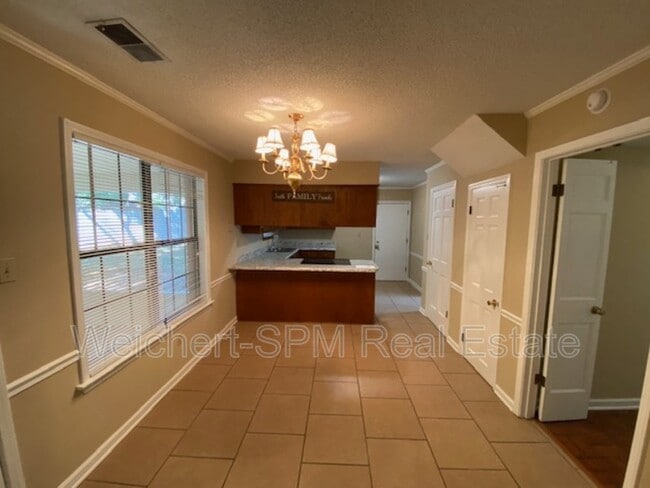 Building Photo - 2245 Easton Dr