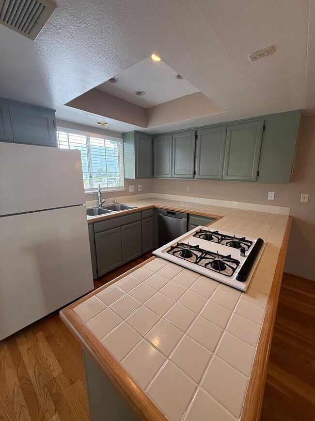 Building Photo - 2 bed / 2 bath two story in prime La Cresc...