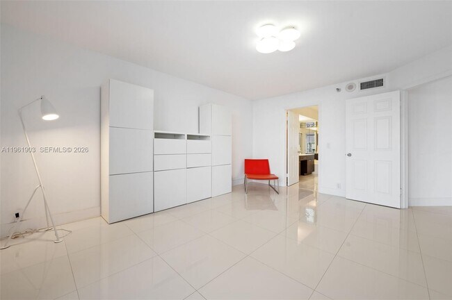 Building Photo - 3500 Mystic Pointe Dr