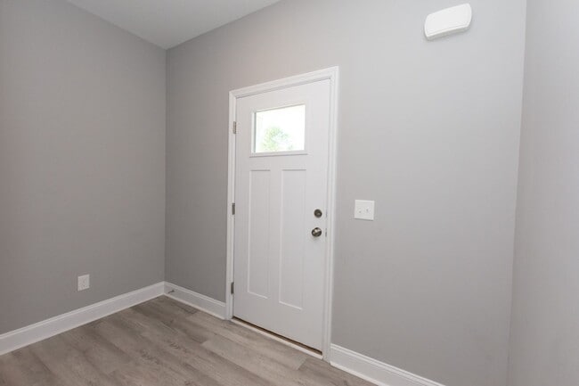 Building Photo - MOVE-IN READY $300 off first month