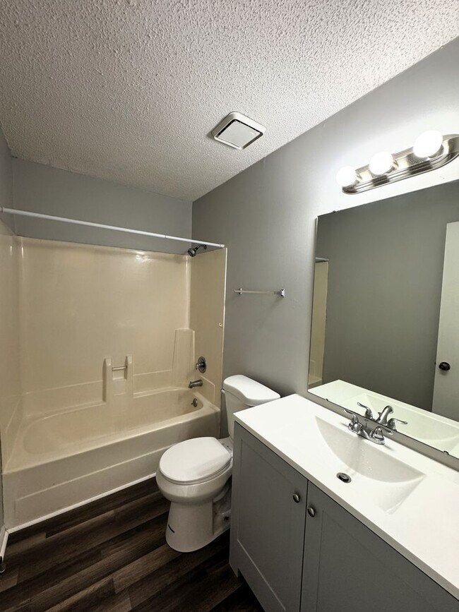 Building Photo - Move In Special: 1/2 Off 1st Month's Rent!!