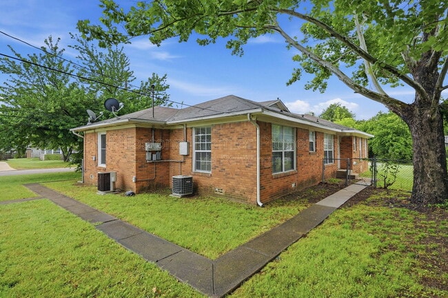 Building Photo - 1701 W Elm St