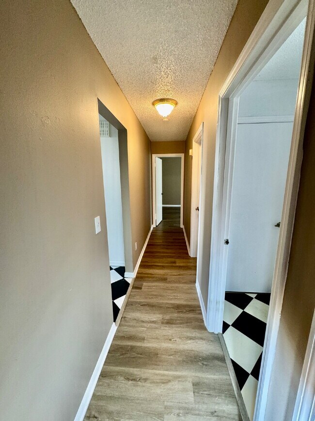 Building Photo - 3 Bed, 2 Bath Tampa Home Walking Distance ...