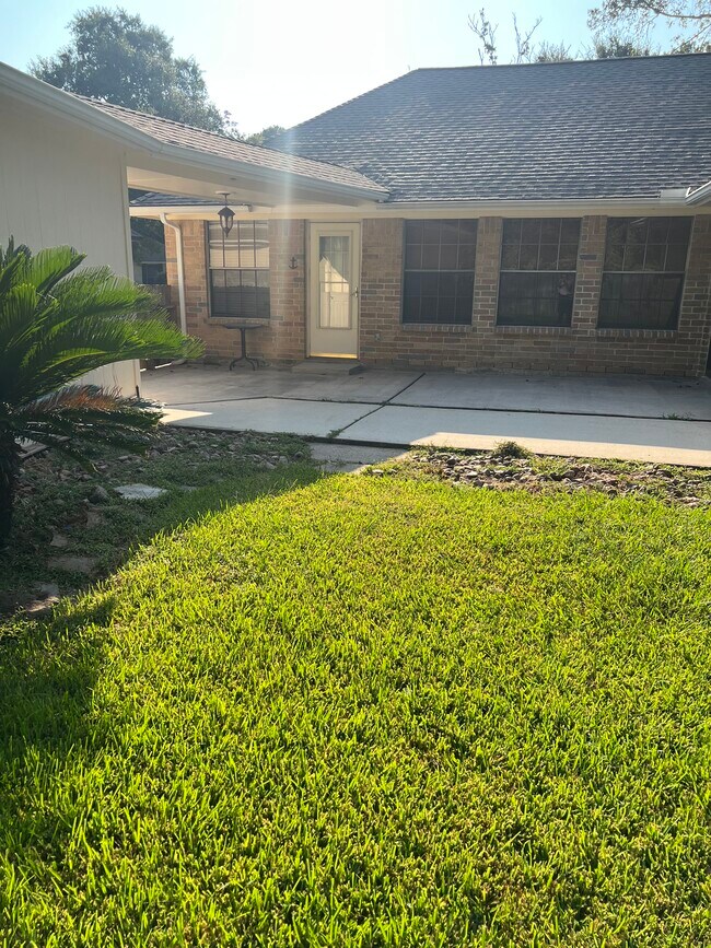 Building Photo - 3815 Oak Gardens Dr