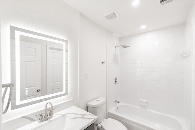Building Photo - 15707 Amapola Dr