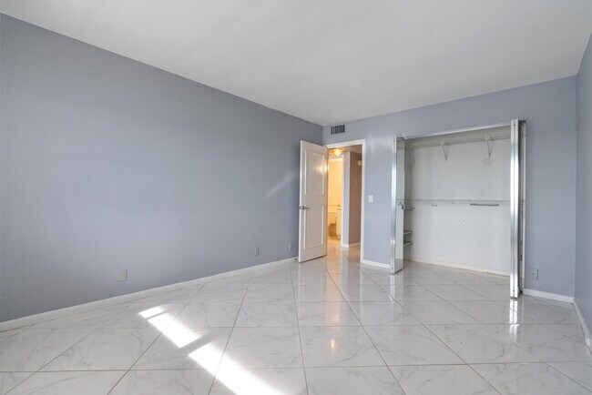 Building Photo - 4036 Cornwall B