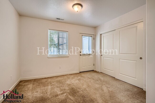 Building Photo - Spacious 2 Bedroom, 2 Bathroom Apartment with Dual Decks in Northeast Portland! NEW PRICE $1,750 !!