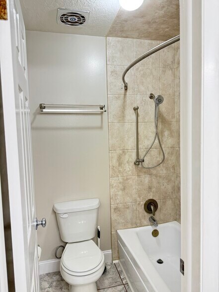 Main bath toilet/tub room - 1398 Heather Dr