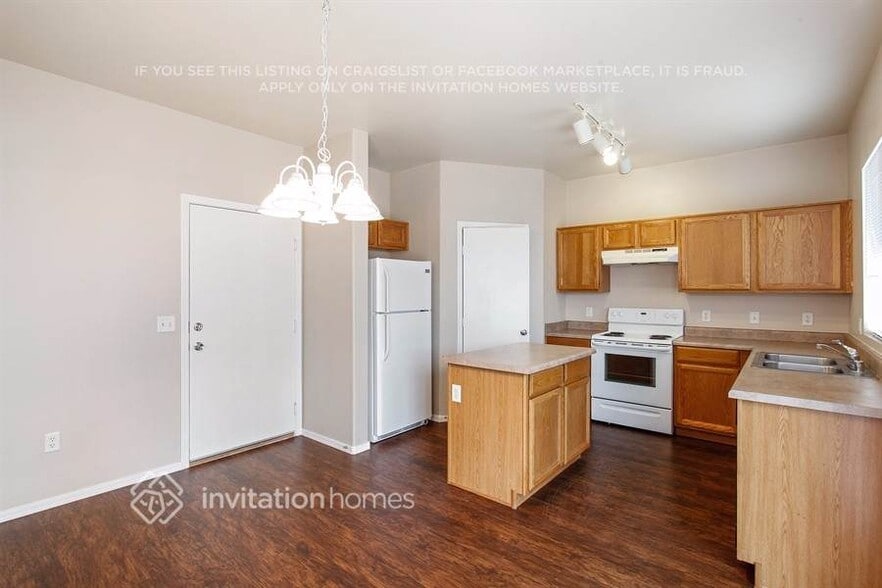 Building Photo - 1216 S 121st Ln