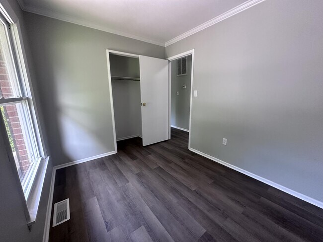 Building Photo - 1009 Plainview Dr