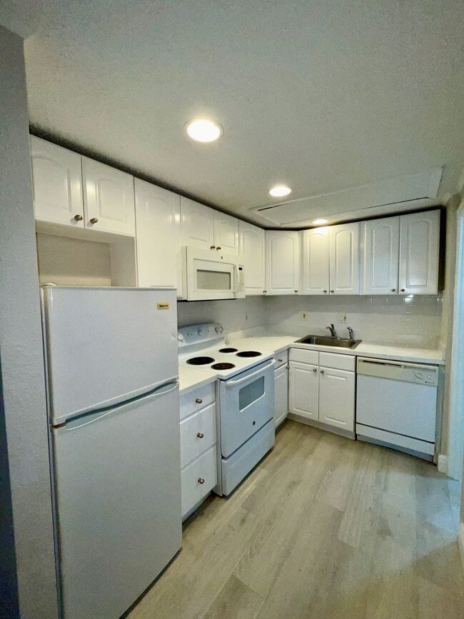 Building Photo - Remodeled Studio w/ Screened Patio "Crossi...