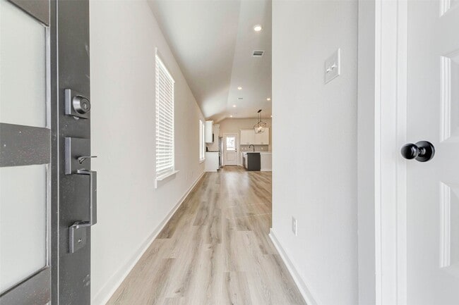 Building Photo - 6422 Pomona Ct