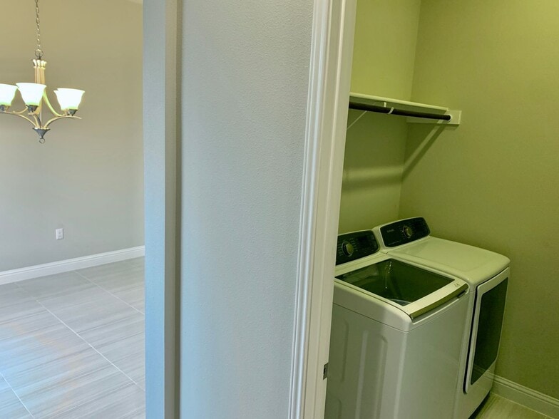 Building Photo - 15420 Iveans Way
