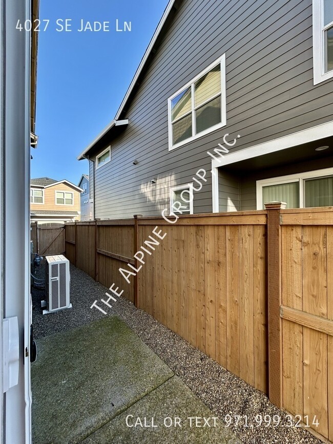 Building Photo - Hillsboro Townhome - Two Comfortable Suites!