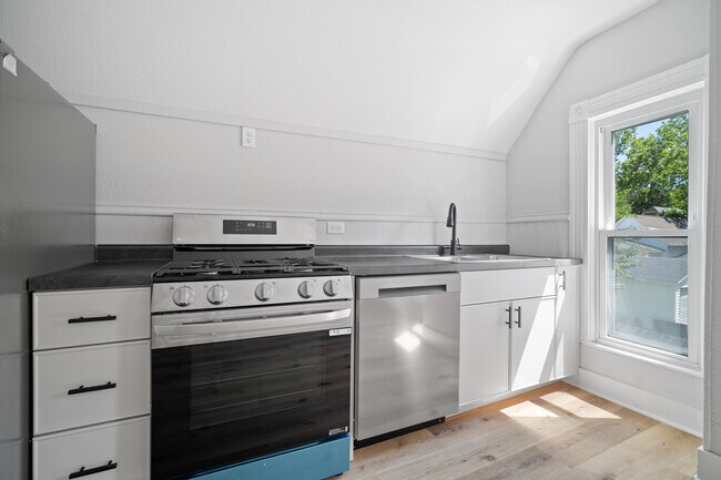 Building Photo - 1101 N Oak St