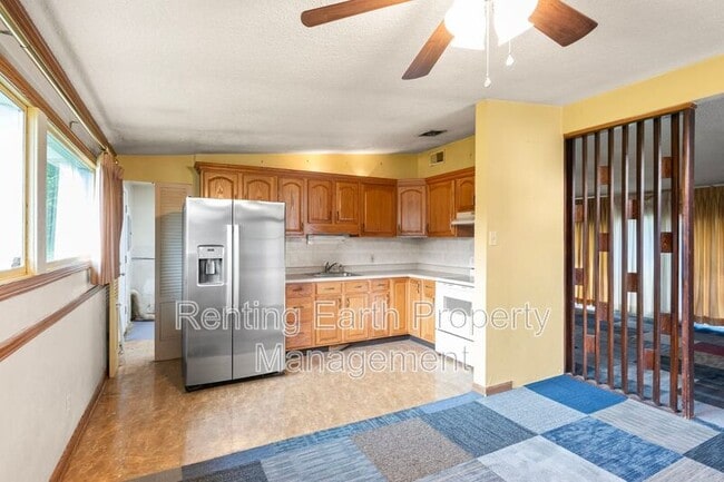 Building Photo - 6452 Evergreen Blvd