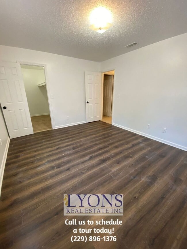 Building Photo - 2 Bed | 1 Bath Apartment – One-Level Living!