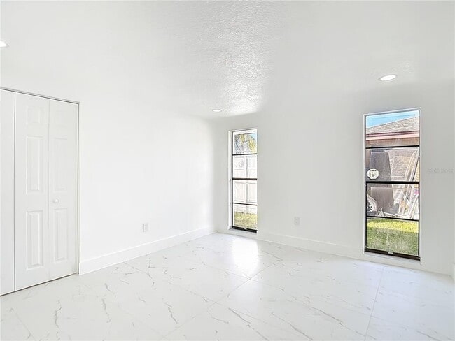 Building Photo - 9920 San Mateo Way