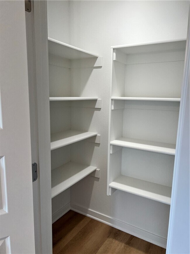 Building Photo - 590 N Cresswell Dr