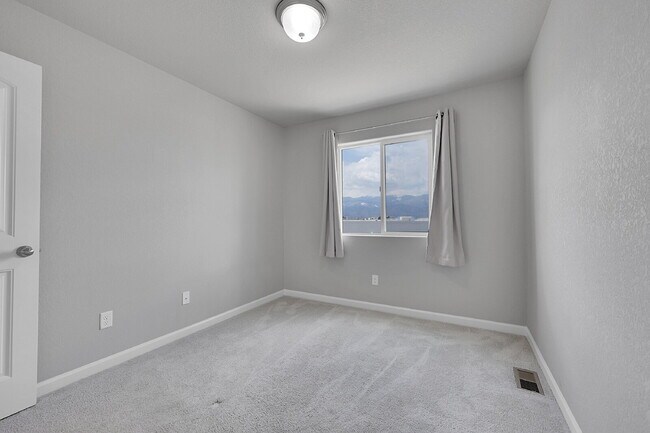 Building Photo - $2,150 - 3 Bed, 2.5 Bath Updated Townhome ...