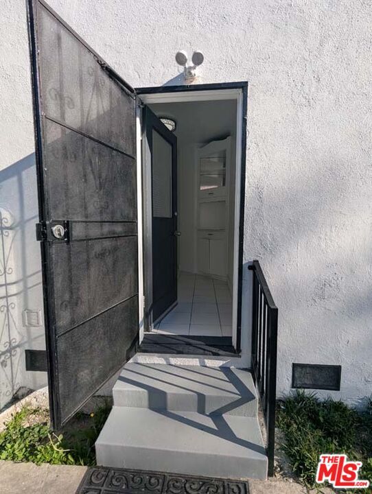 Building Photo - 3966 S Victoria Ave