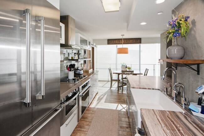 Building Photo - 1810 Avenida Del Mundo