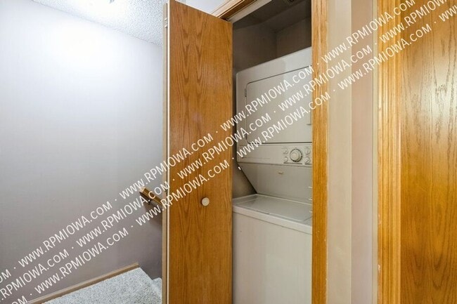 Building Photo - 1321 SE Delaware Ave