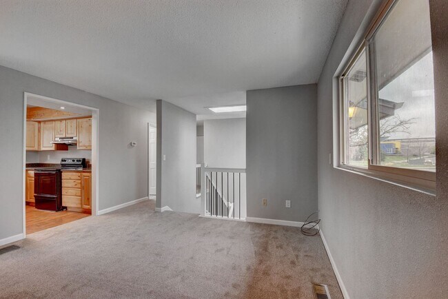 Building Photo - 4 bedroom, 2 bath home with 2 car garage, with mountain views