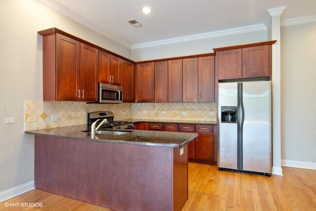 Kitchen with stainless steel appliances - 2 Bedroom - 4651 N Greenview