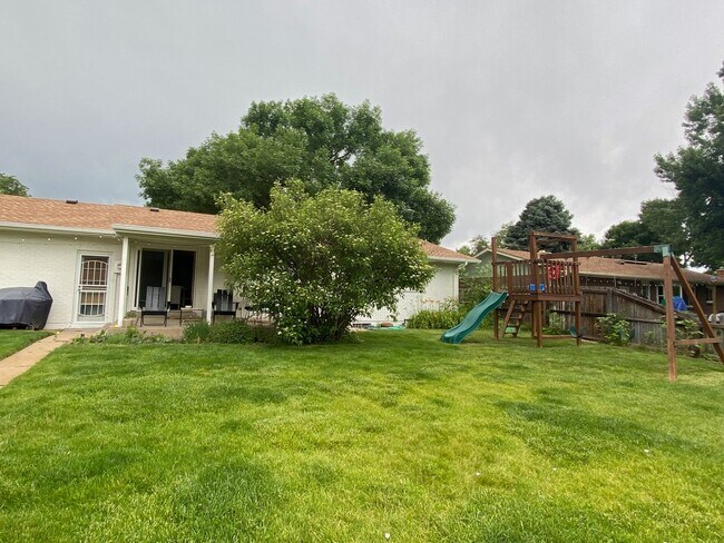 Building Photo - Single Family home half a block from Bible Park.