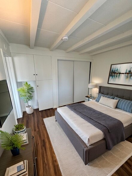 Building Photo - 320 7th St