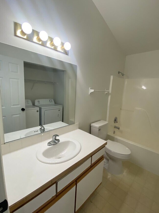 Building Photo - Large 3 bedroom, 2.5 bath duplex-just upda...