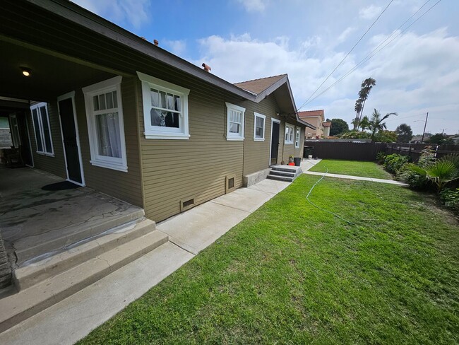 Building Photo - 2bed 2bath bungalow