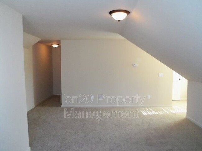 Building Photo - 1310 Ingersoll Dr