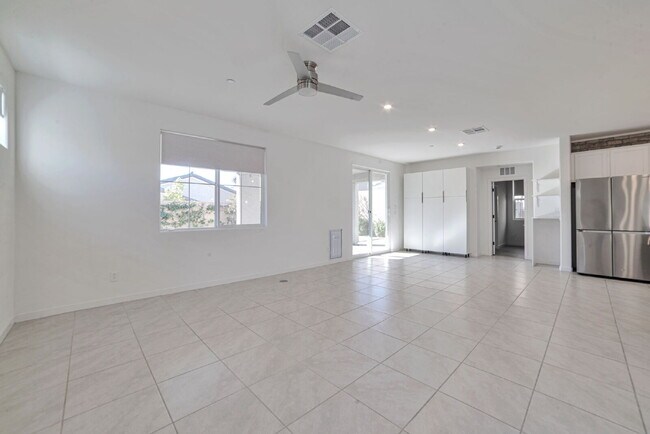 Building Photo - 10937 Parsley Ave