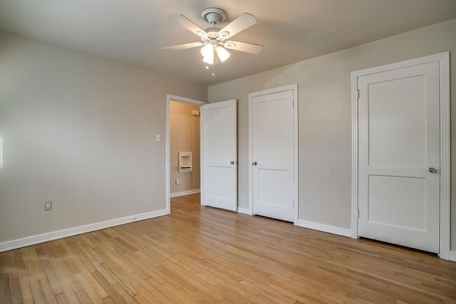 Building Photo - One Side of Great Duplex Near TCU- 1 Bed, ...