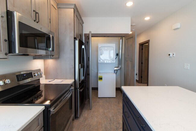 Building Photo - AVAILABLE AUGUST - Beautifully Renovated 2 bed/1bath Home on PARK POINT