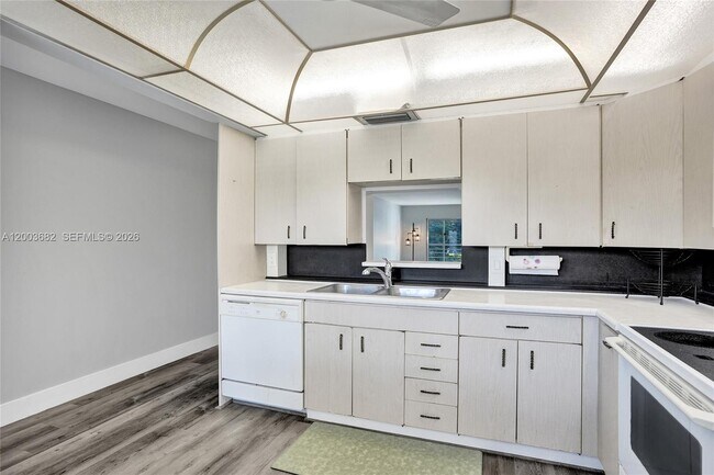 Building Photo - 3001 Portofino Isle