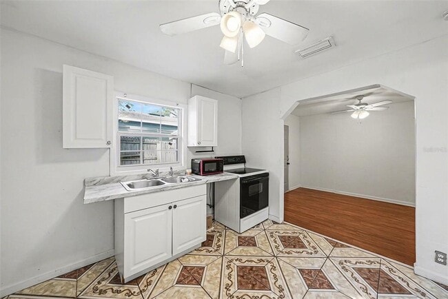 Building Photo - 816 W Minnehaha St