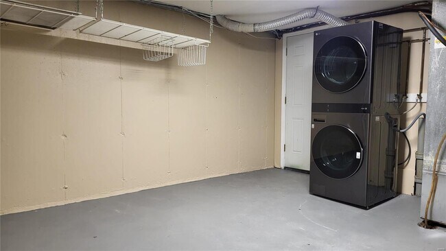 Building Photo - 447 Olian Dr